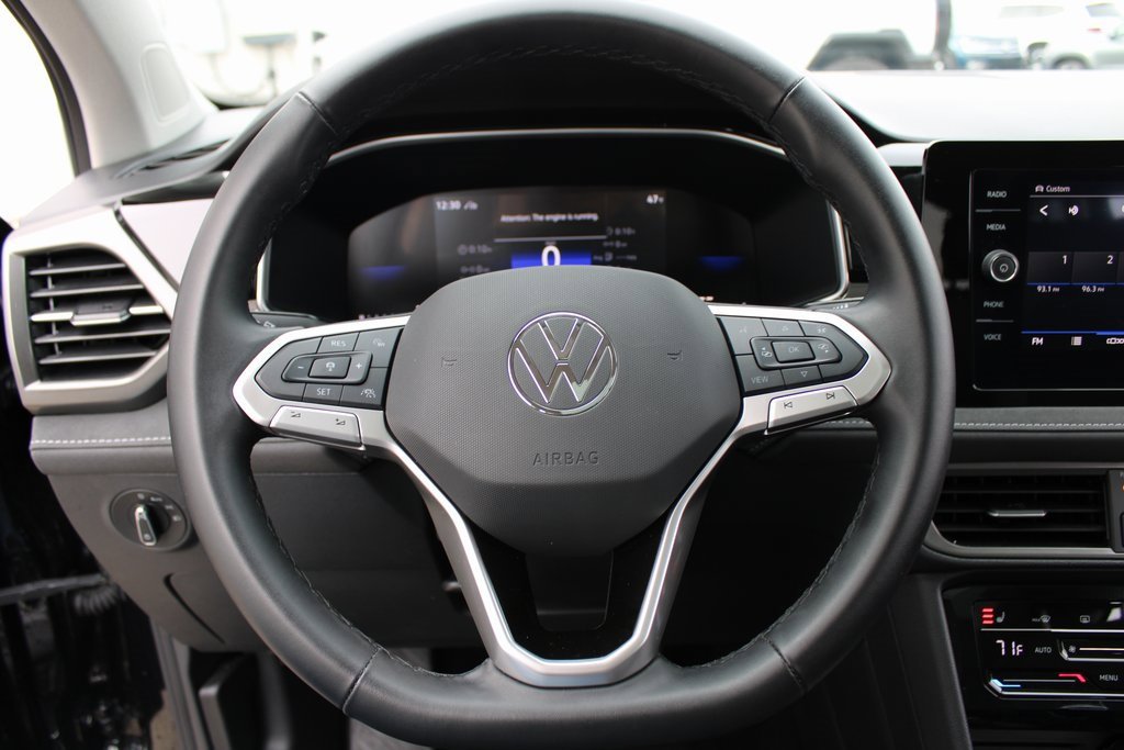 Certified 2025 Volkswagen Taos SE image 11