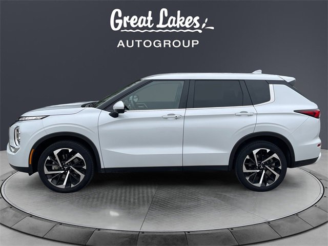 Used 2024 Mitsubishi Outlander SE image 2
