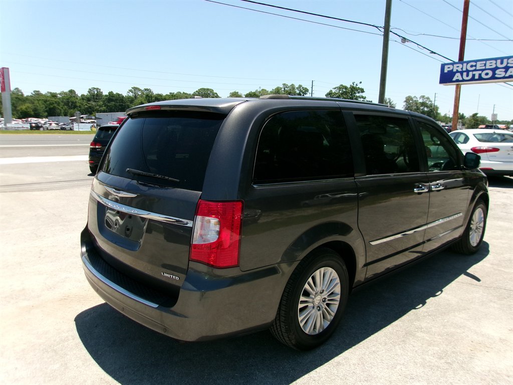 Used 2015 Chrysler Town & Country Limited FWD image 7