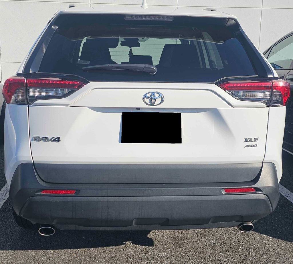 Used 2023 Toyota RAV4 XLE w/ Convenience Package image 5