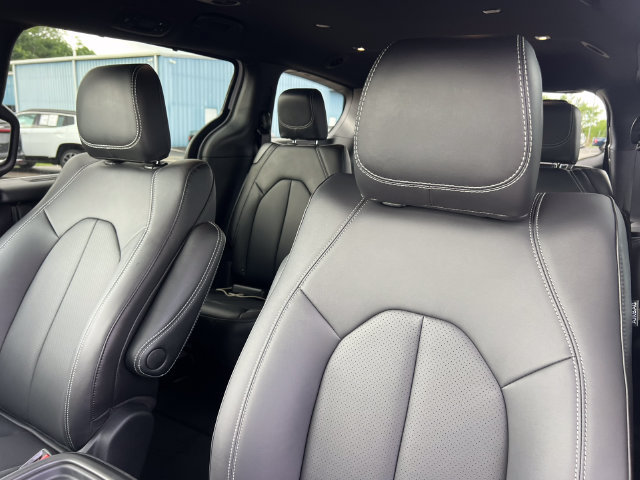 New 2027 Chrysler Pacifica Select FWD image 11