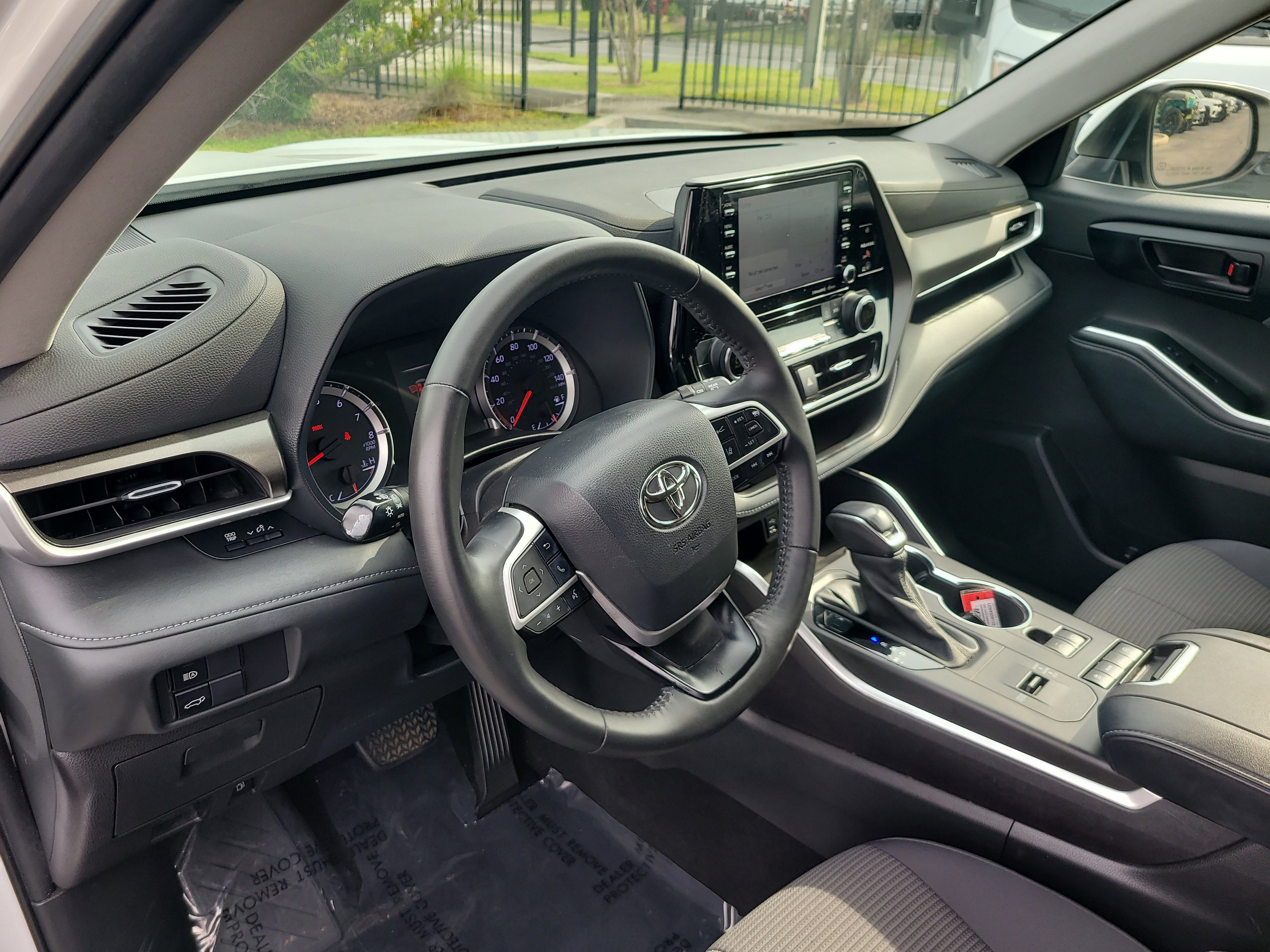 Used 2022 Toyota Highlander LE FWD image 20