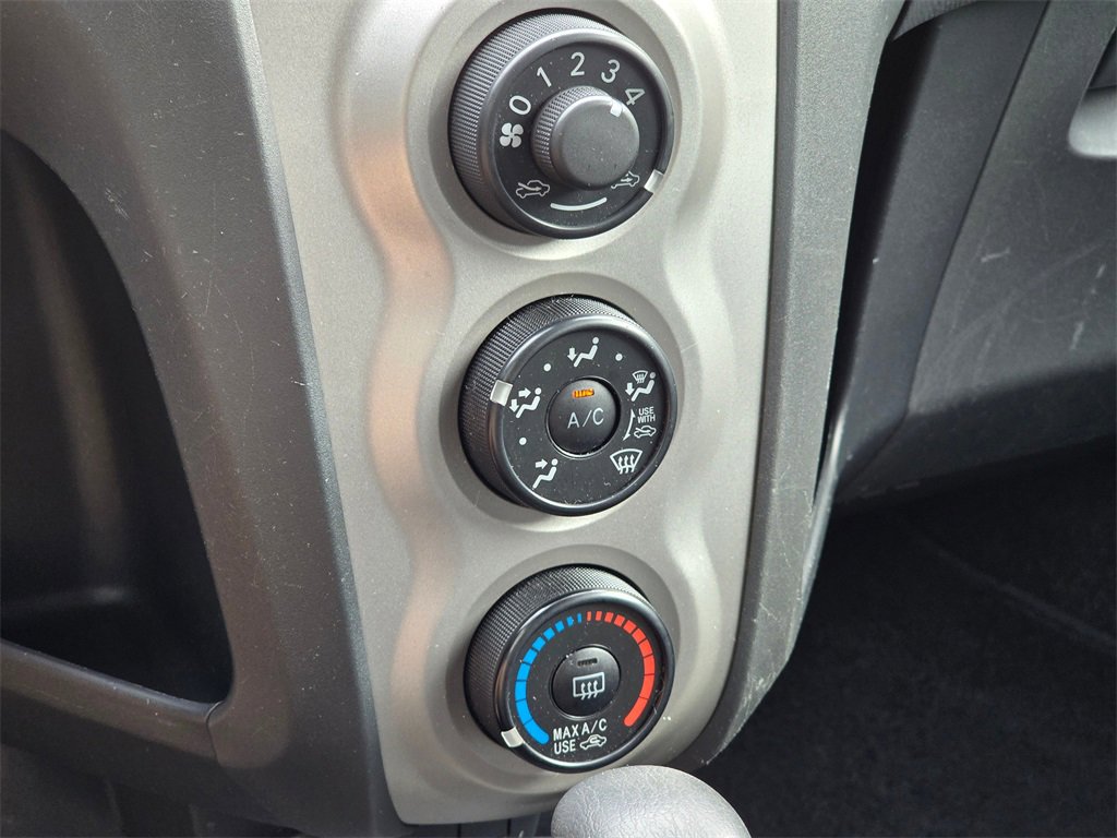 Used 2011 Toyota Yaris Base image 18