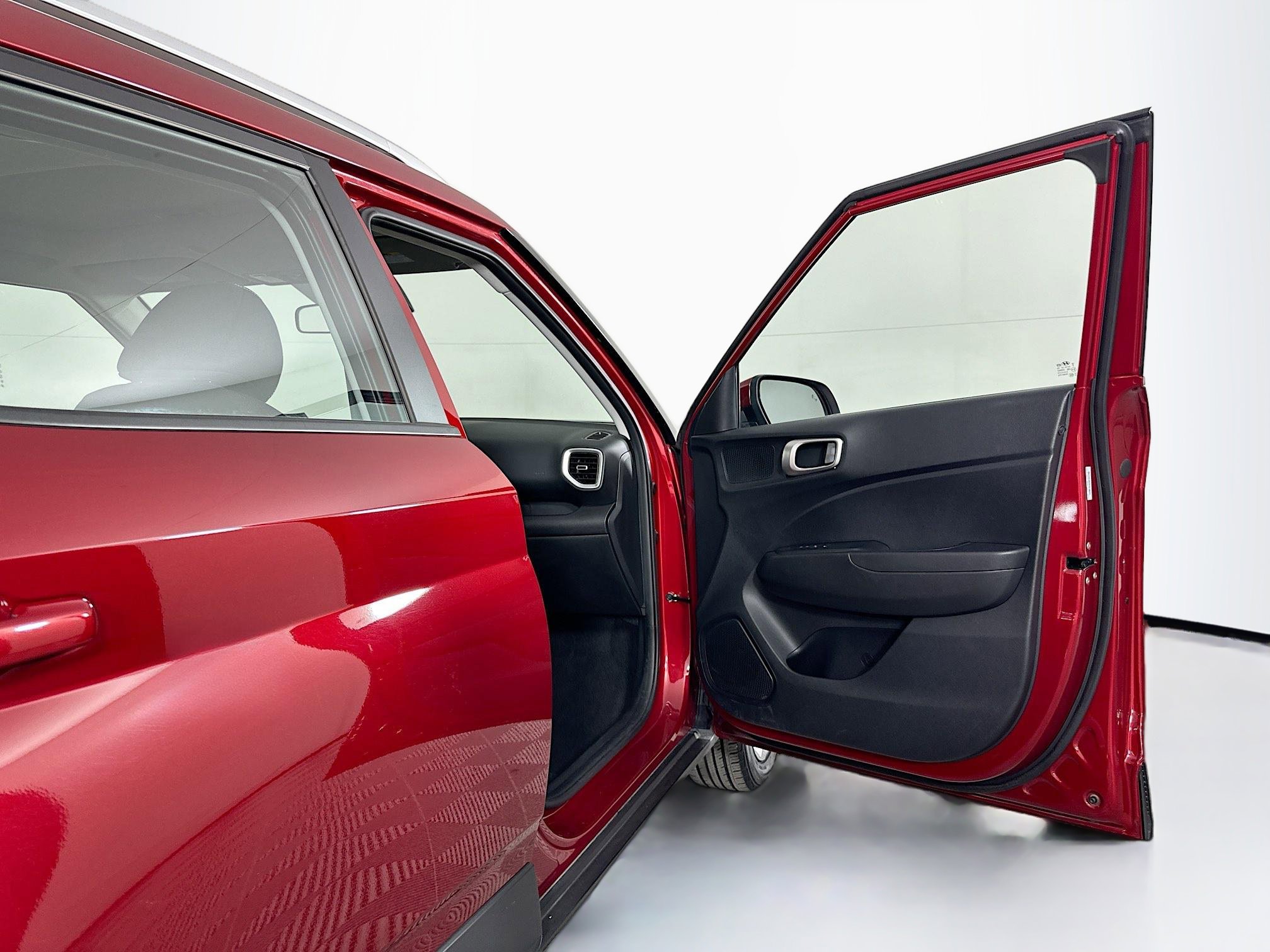 Used 2025 Hyundai Venue SEL image 31