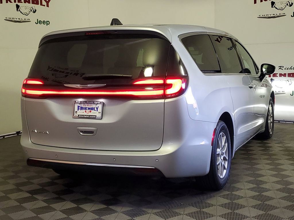 Used 2024 Chrysler Pacifica Touring-L image 3