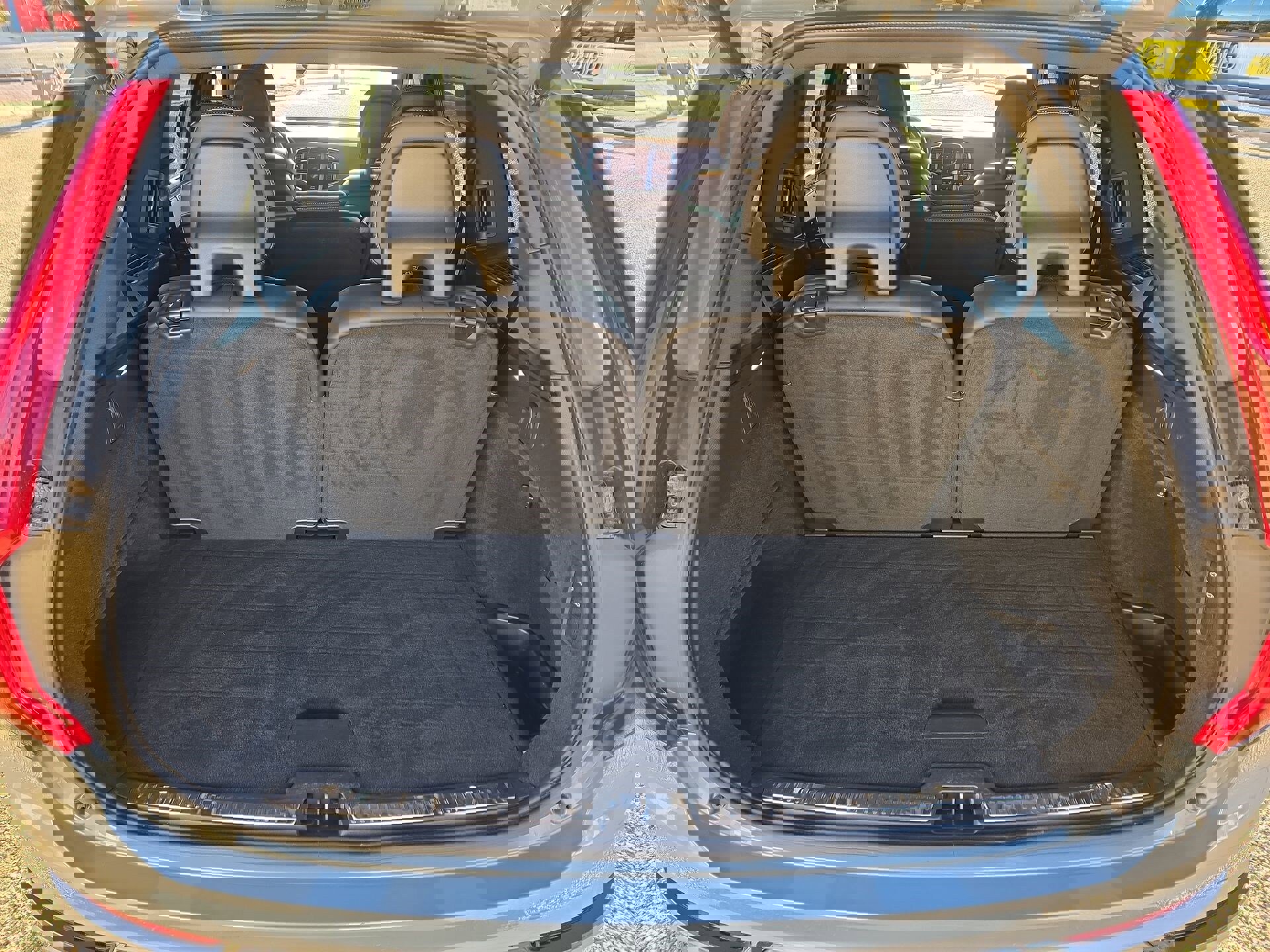 Used 2020 Volvo XC90 T6 R-Design image 12