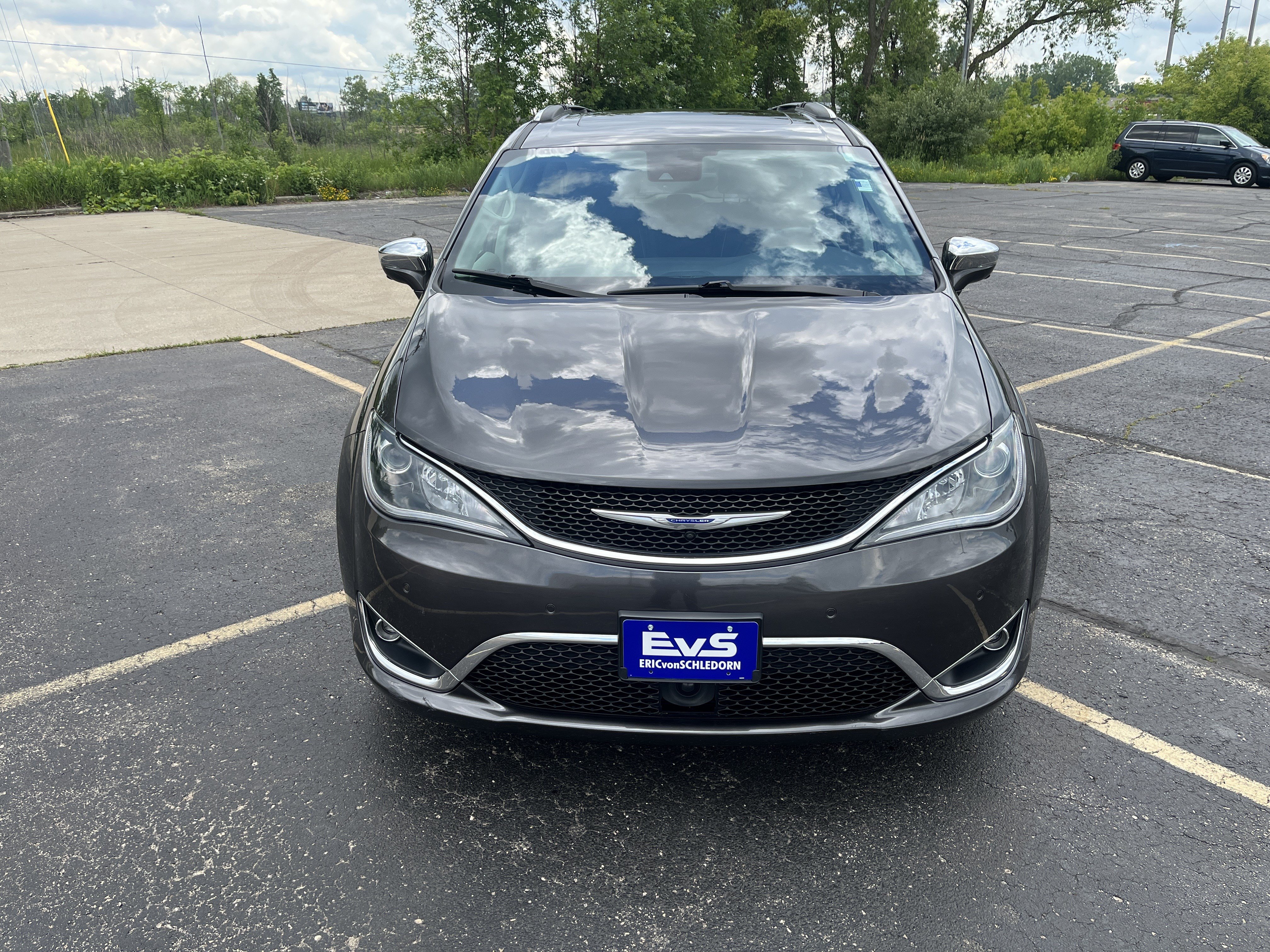 Used 2019 Chrysler Pacifica Limited w/ Tire & Wheel Group FWD image 2