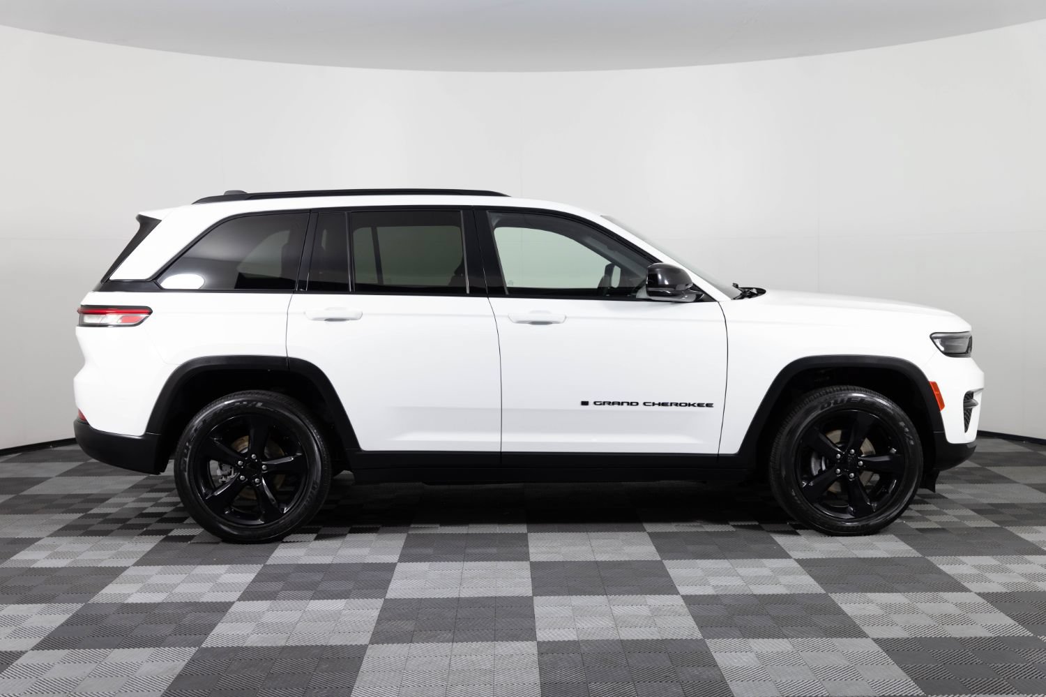 Used 2023 Jeep Grand Cherokee Altitude AWD/4WD image 9