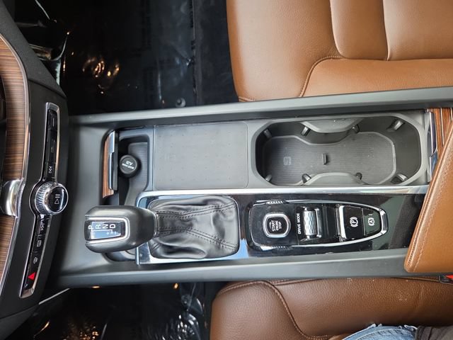 Used 2021 Volvo XC60 T6 Momentum AWD/4WD image 22