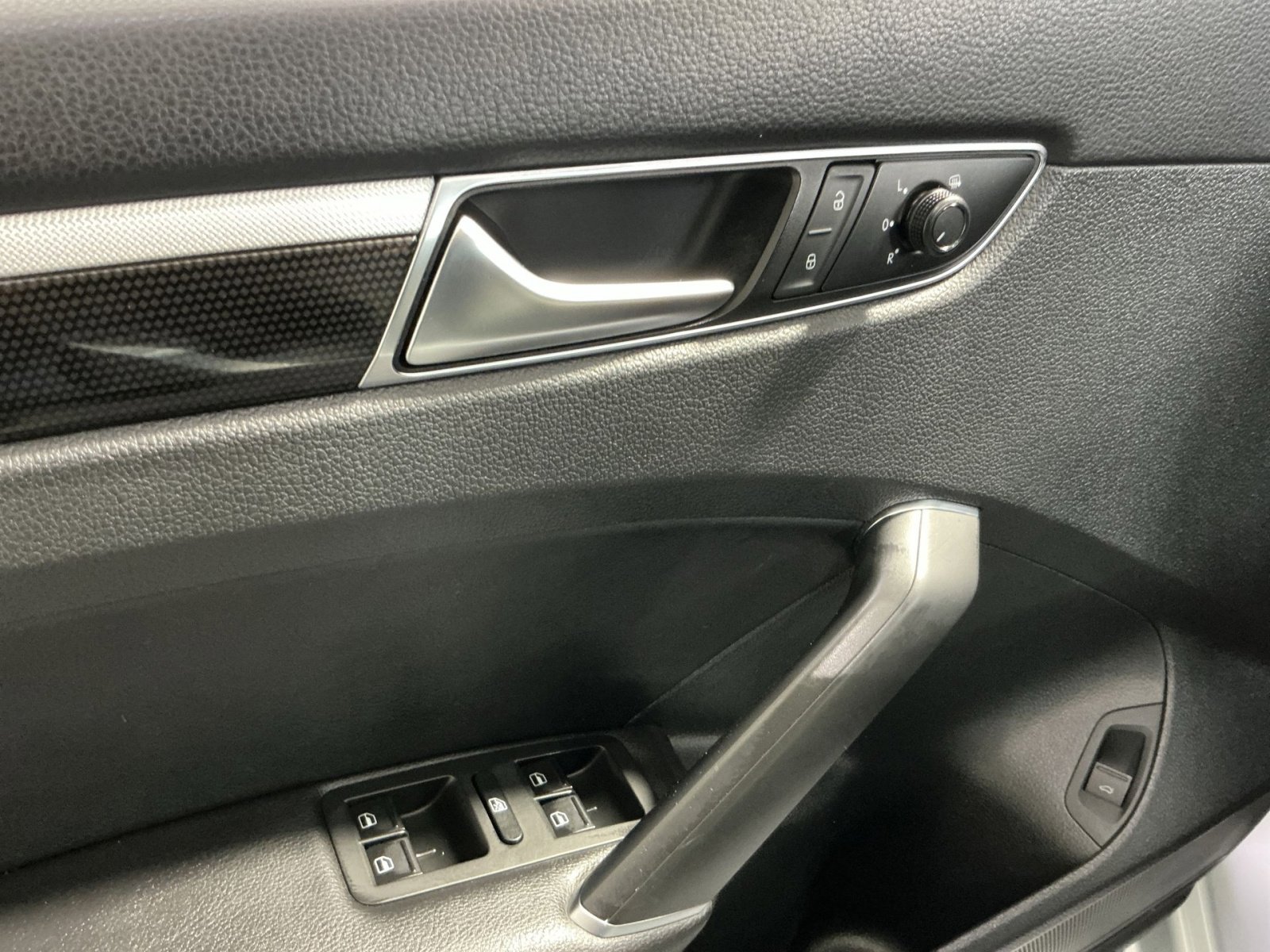 Used 2018 Volkswagen Passat 3.6 FWD image 16