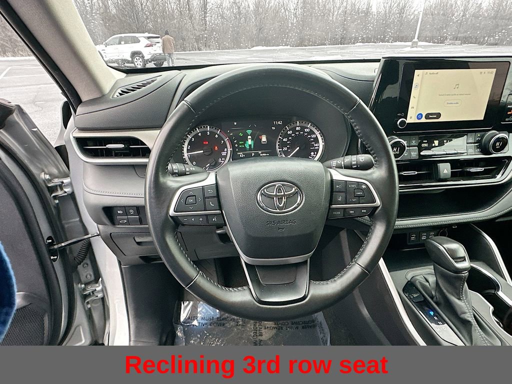Used 2024 Toyota Highlander LE AWD/4WD image 16
