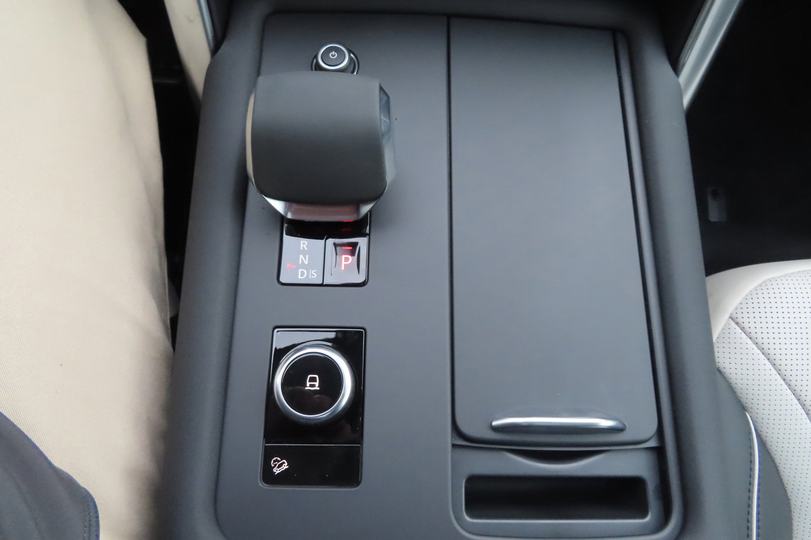 New 2024 Land Rover Discovery Dynamic SE image 43