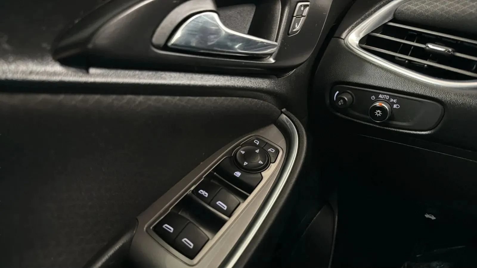 Used 2021 Chevrolet Malibu LT FWD image 17