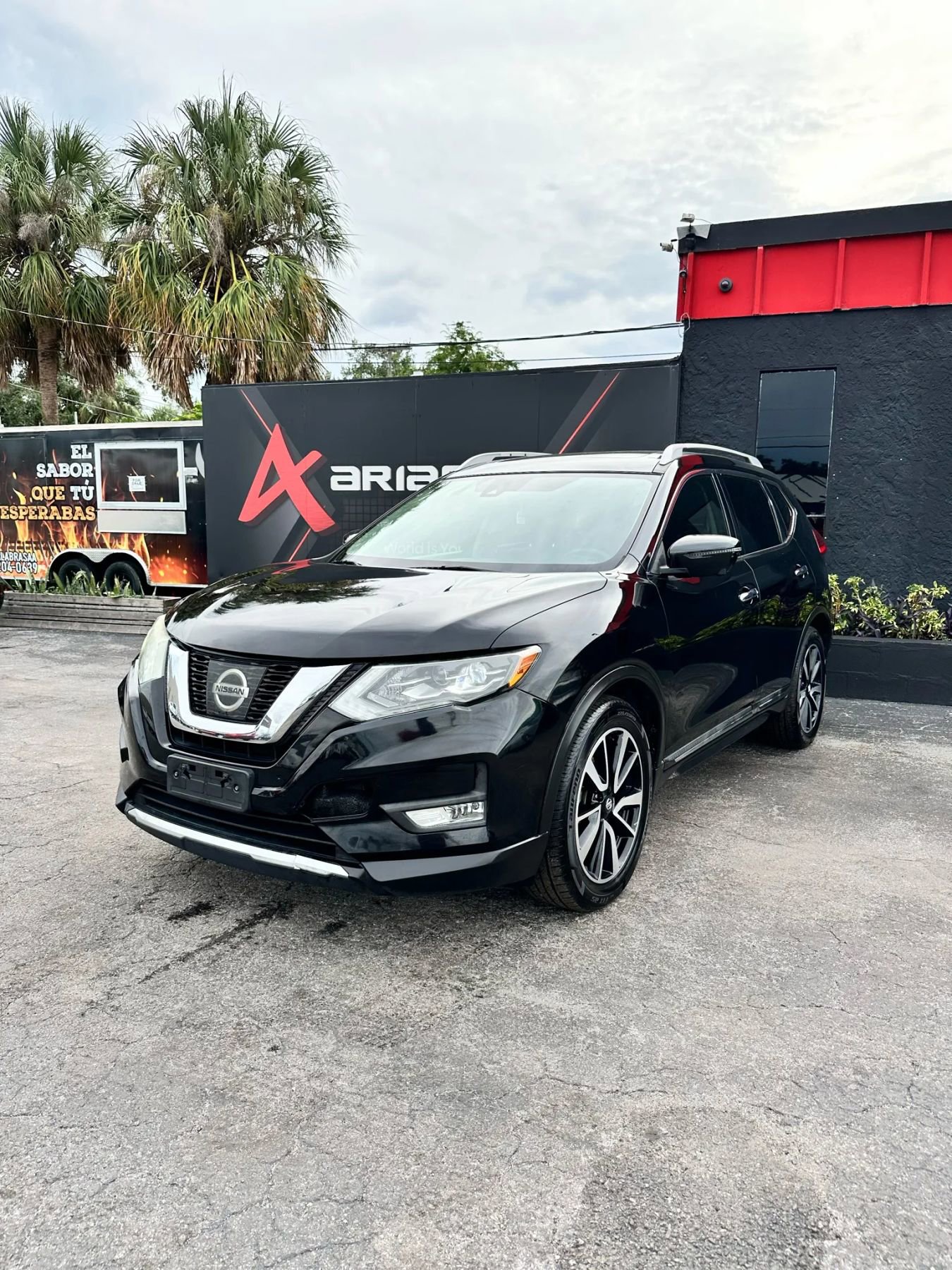 Used 2017 Nissan Rogue SL w/ SL Premium Package image 1