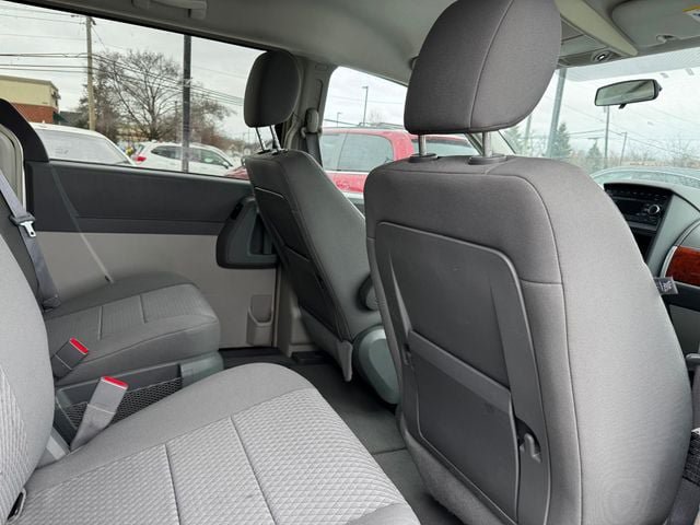 Used 2008 Chrysler Town & Country Touring w/ Flexible Seating Group FWD image 17