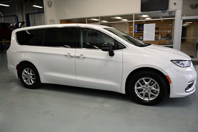 Used 2024 Chrysler Pacifica Touring-L FWD image 4
