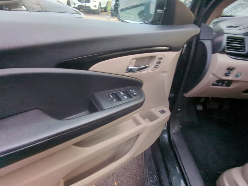 Used 2017 Honda Pilot Touring image 8