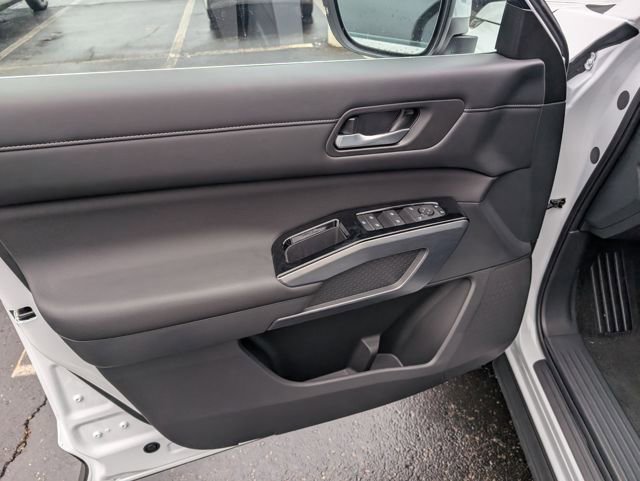 New 2025 Nissan Pathfinder SL w/ Black Appearance Package image 15