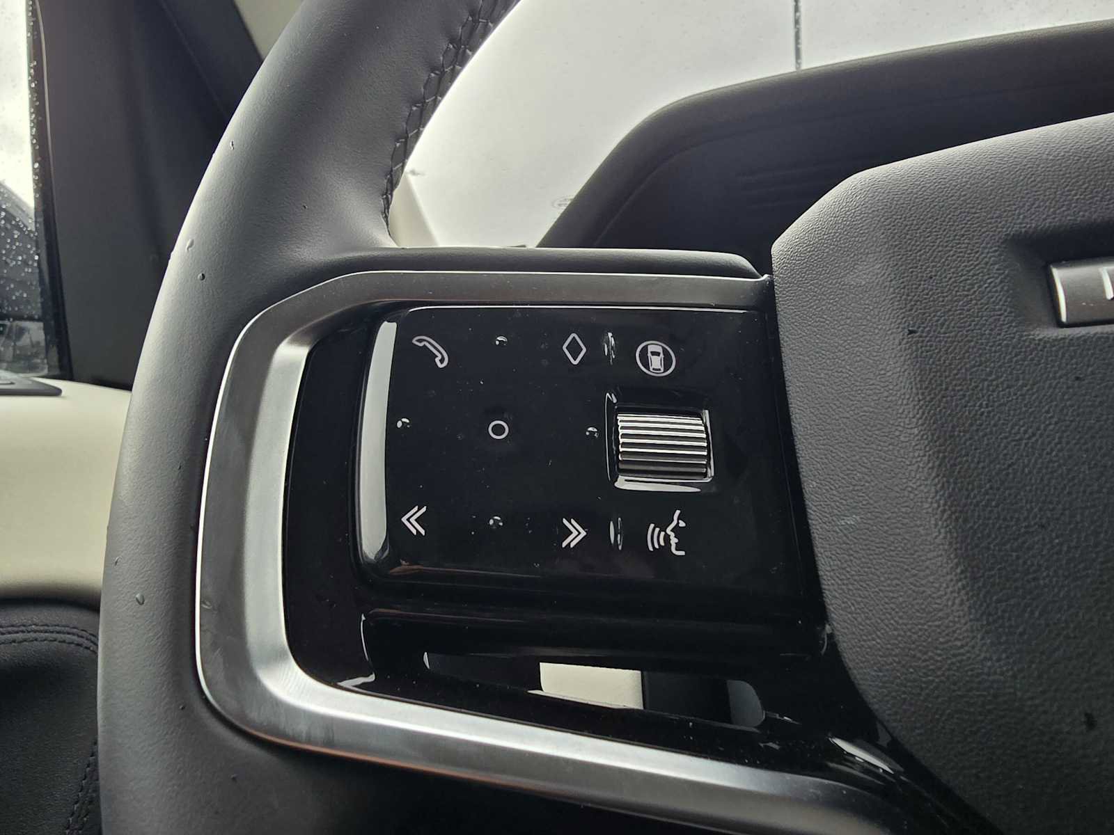 Used 2025 Land Rover Discovery Sport S image 34