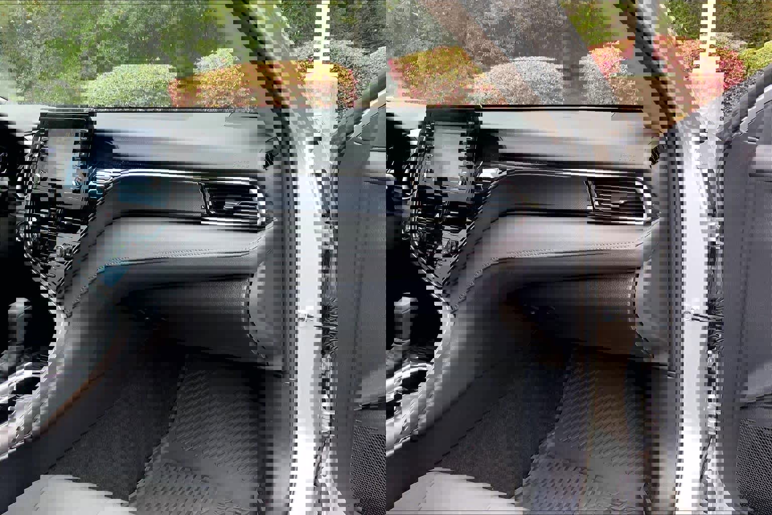 Used 2024 Toyota Camry LE w/ Convenience Package image 19