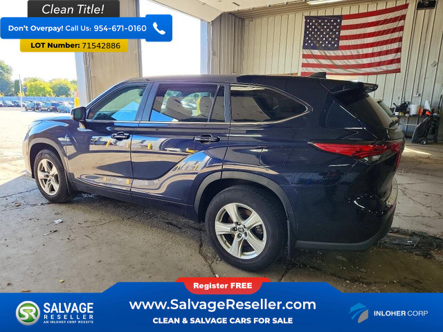 Used 2023 Toyota Highlander LE FWD image 3
