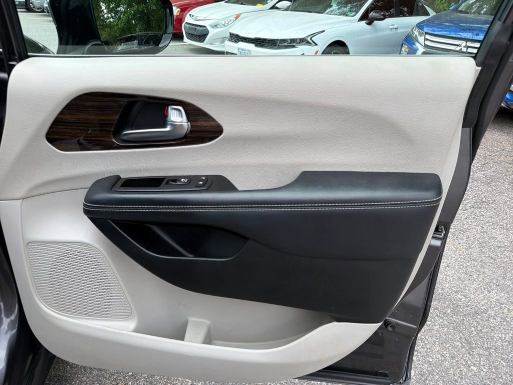 Used 2023 Chrysler Pacifica Limited FWD image 28