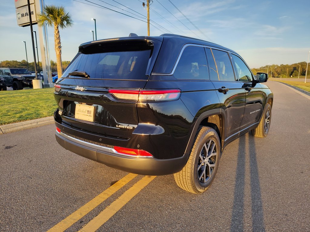New 2025 Jeep Grand Cherokee Limited RWD image 11