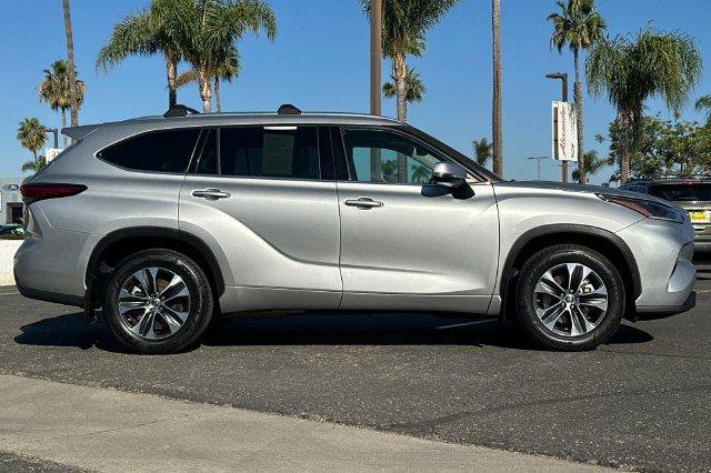 Used 2021 Toyota Highlander XLE FWD image 3