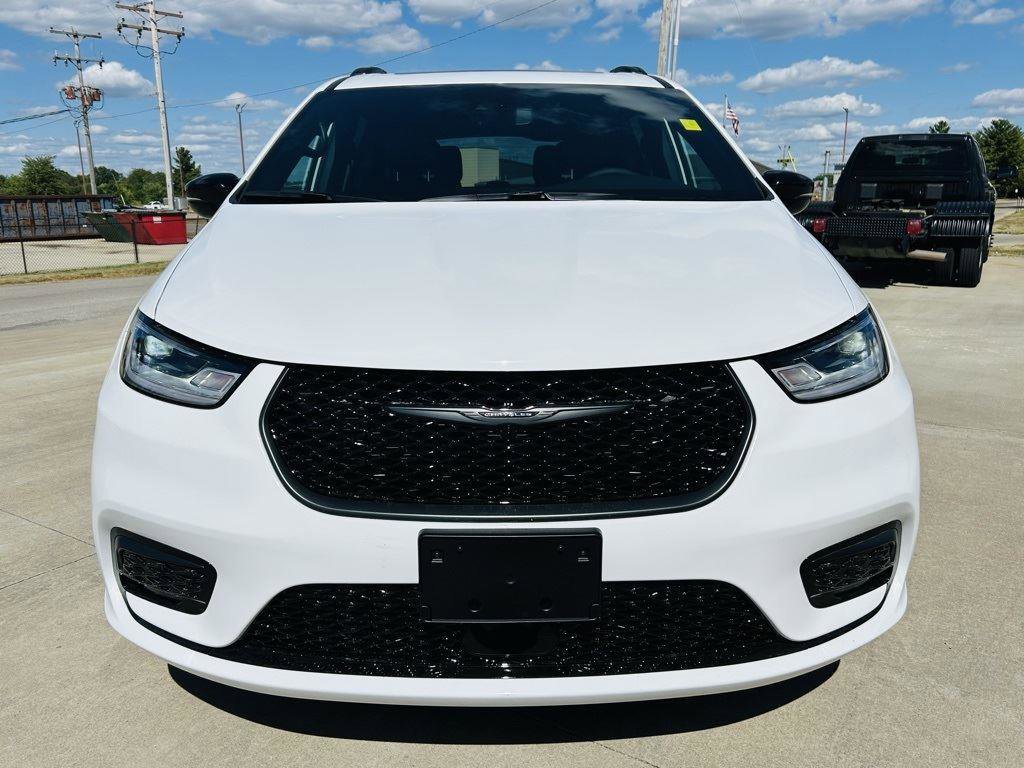 New 2026 Chrysler Pacifica Limited w/ Uconnect Theater Family Group image 44