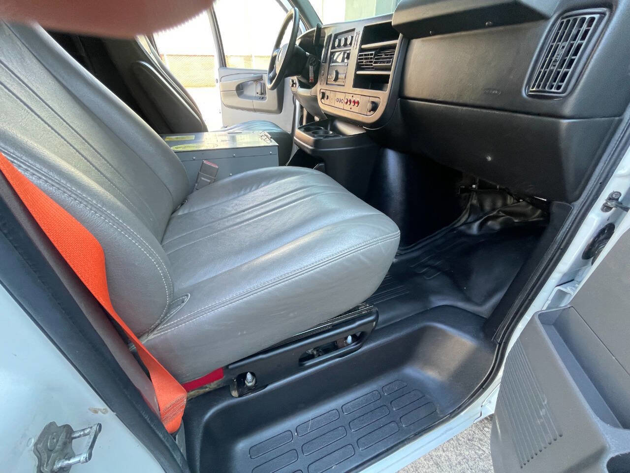 Used 2015 Chevrolet Express 2500 image 23