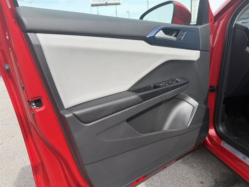 Used 2022 Volkswagen Taos SE image 16