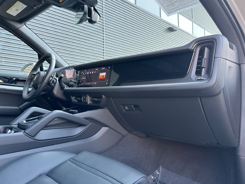 Certified 2025 Porsche Cayenne AWD/4WD image 31