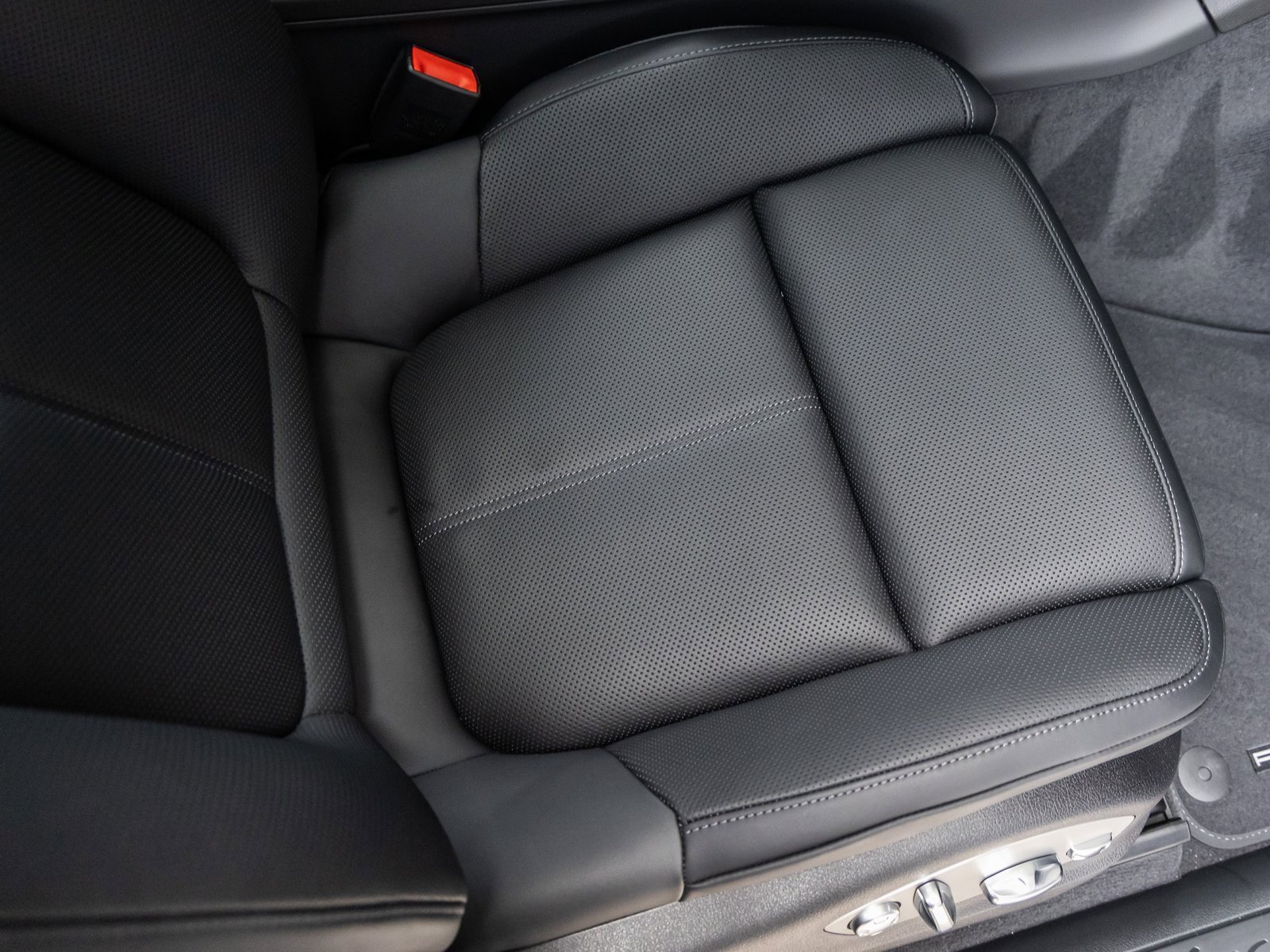 Used 2025 Porsche Macan image 41