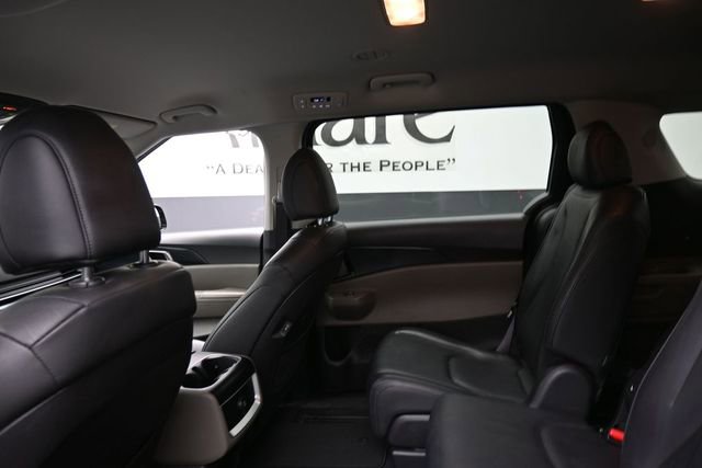 Used 2025 Kia Carnival FWD image 23