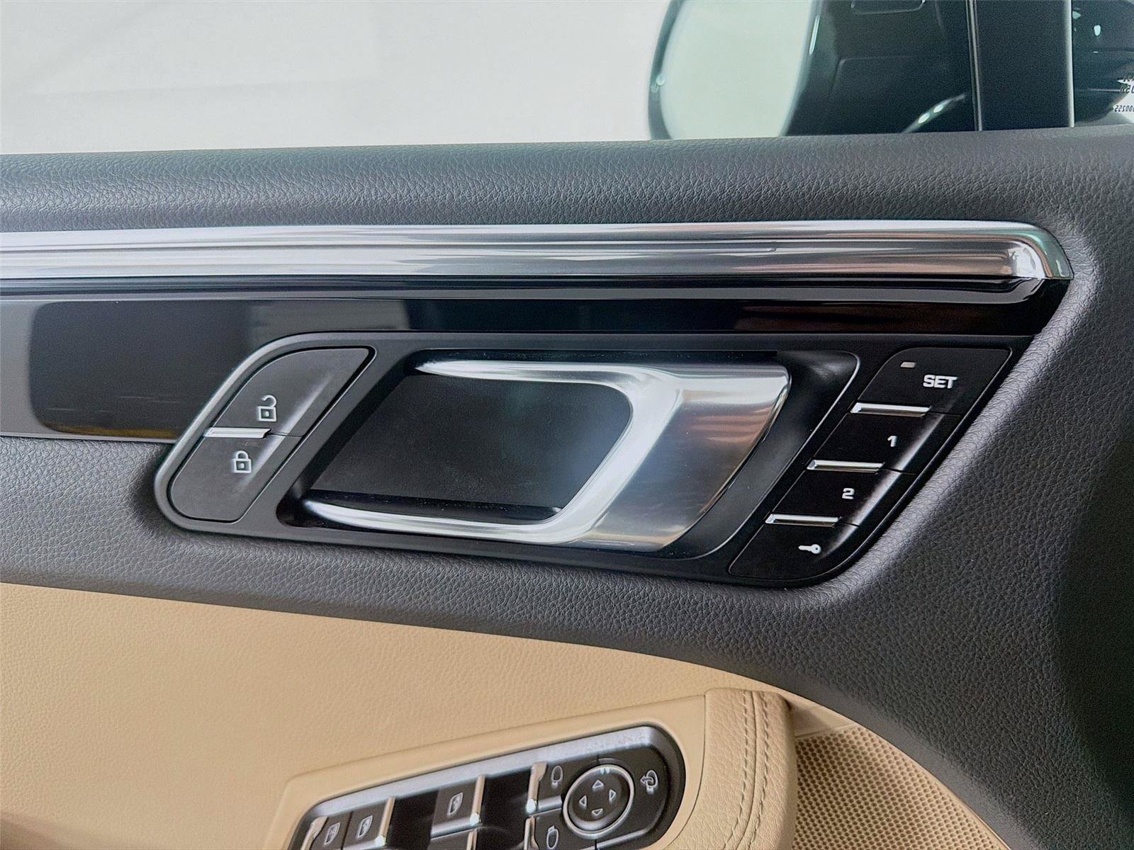 Certified 2026 Porsche Macan AWD/4WD image 7