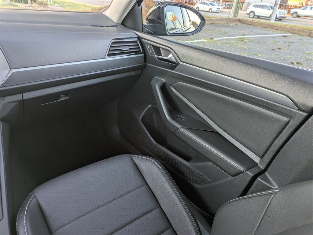 Used 2024 Volkswagen Jetta SE FWD image 16