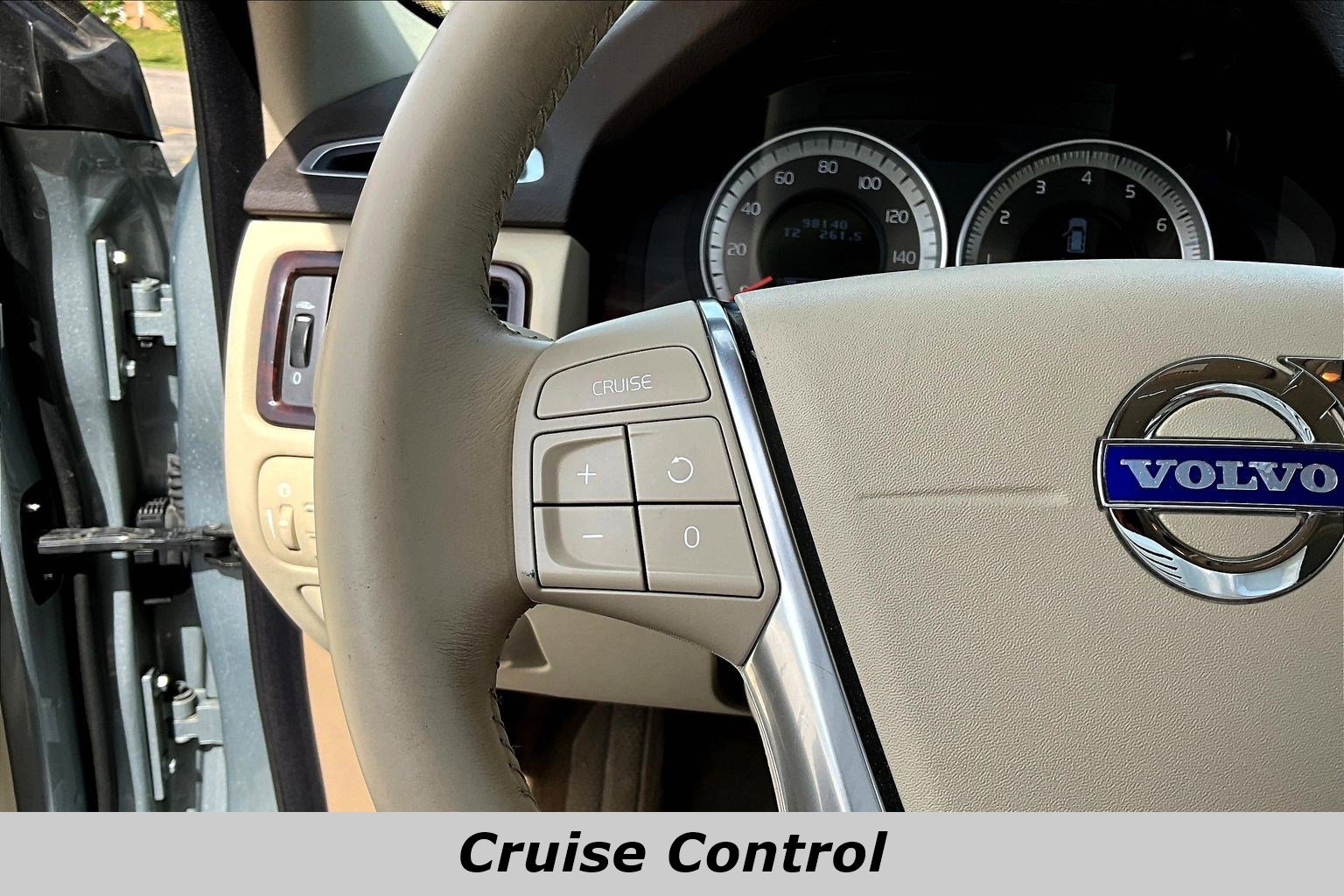 Used 2013 Volvo XC70 3.2 image 11