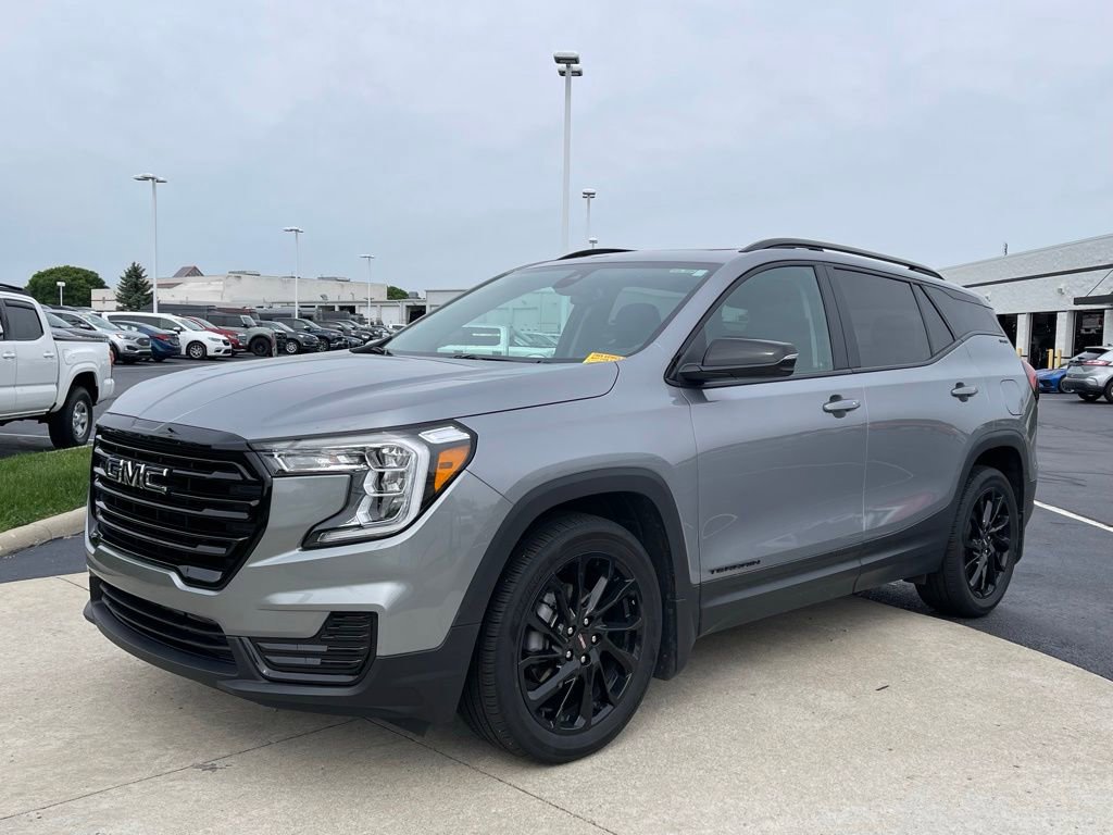 Used 2024 GMC Terrain SLE w/ Driver Convenience Package FWD image 2