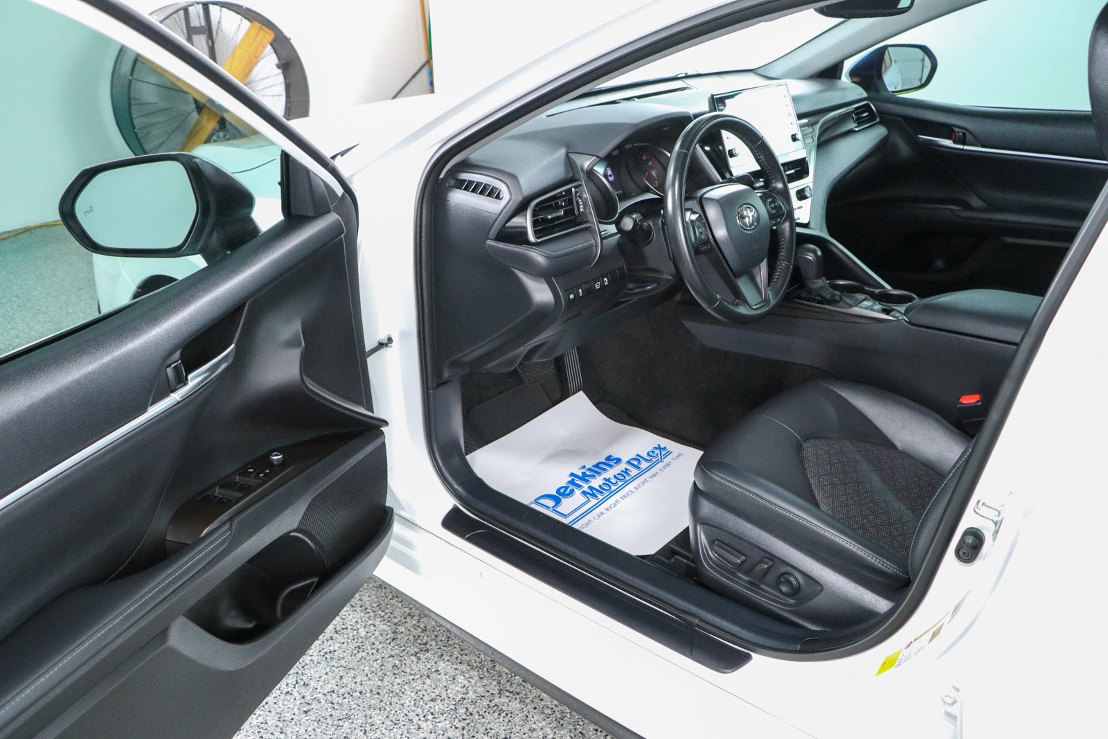 Used 2023 Toyota Camry XSE FWD image 3