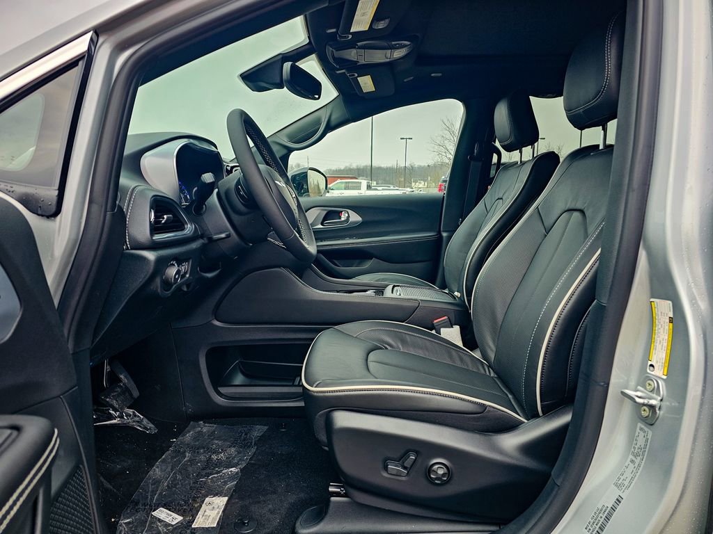 New 2026 Chrysler Pacifica Limited image 14