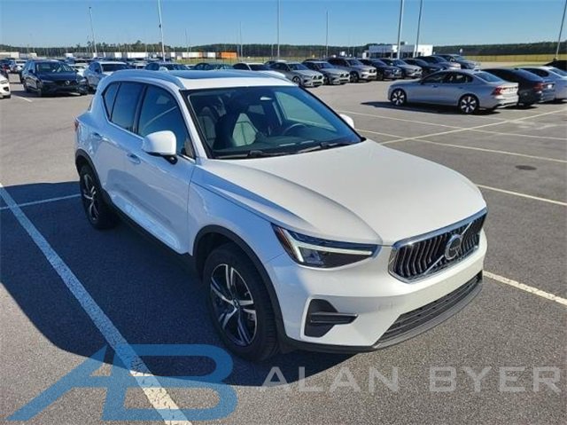 Used 2025 Volvo XC40 B5 Core