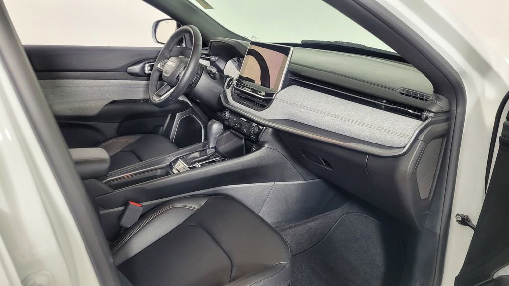 Used 2024 Jeep Compass Latitude image 32