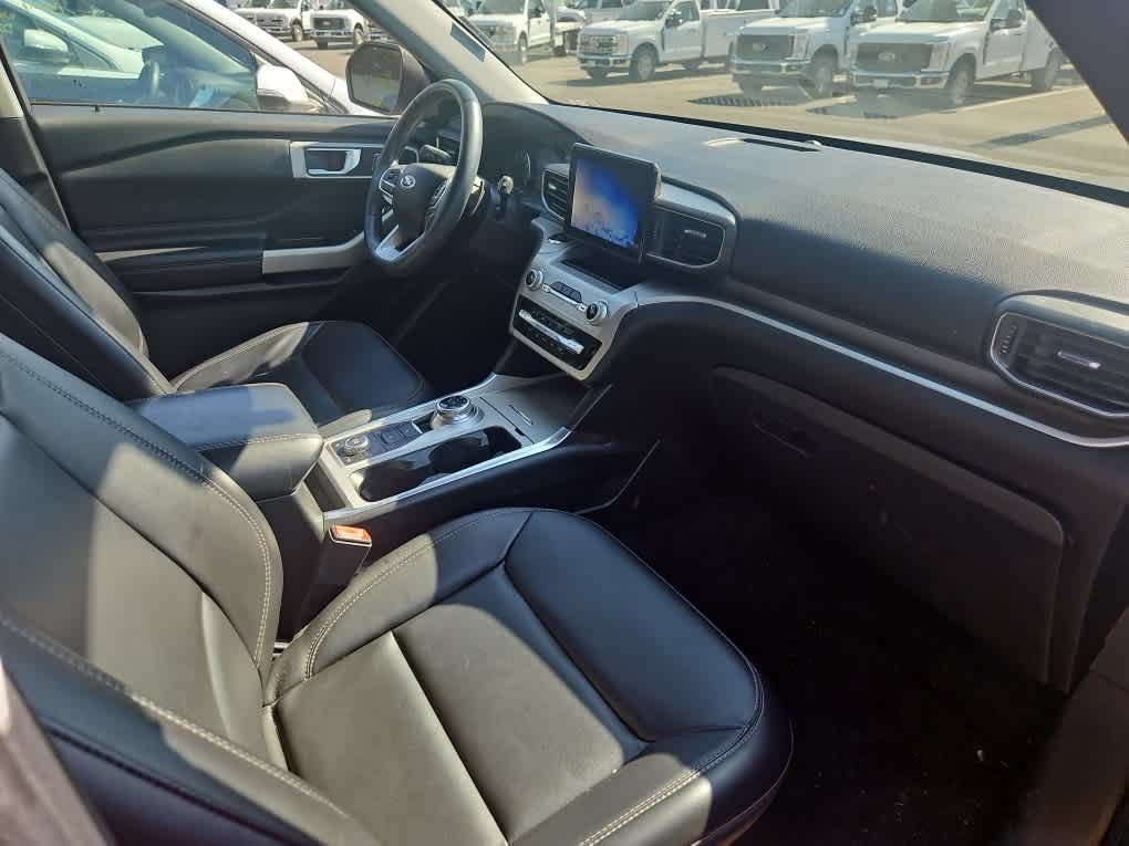 Used 2021 Ford Explorer XLT w/ Equipment Group 202A AWD/4WD image 14