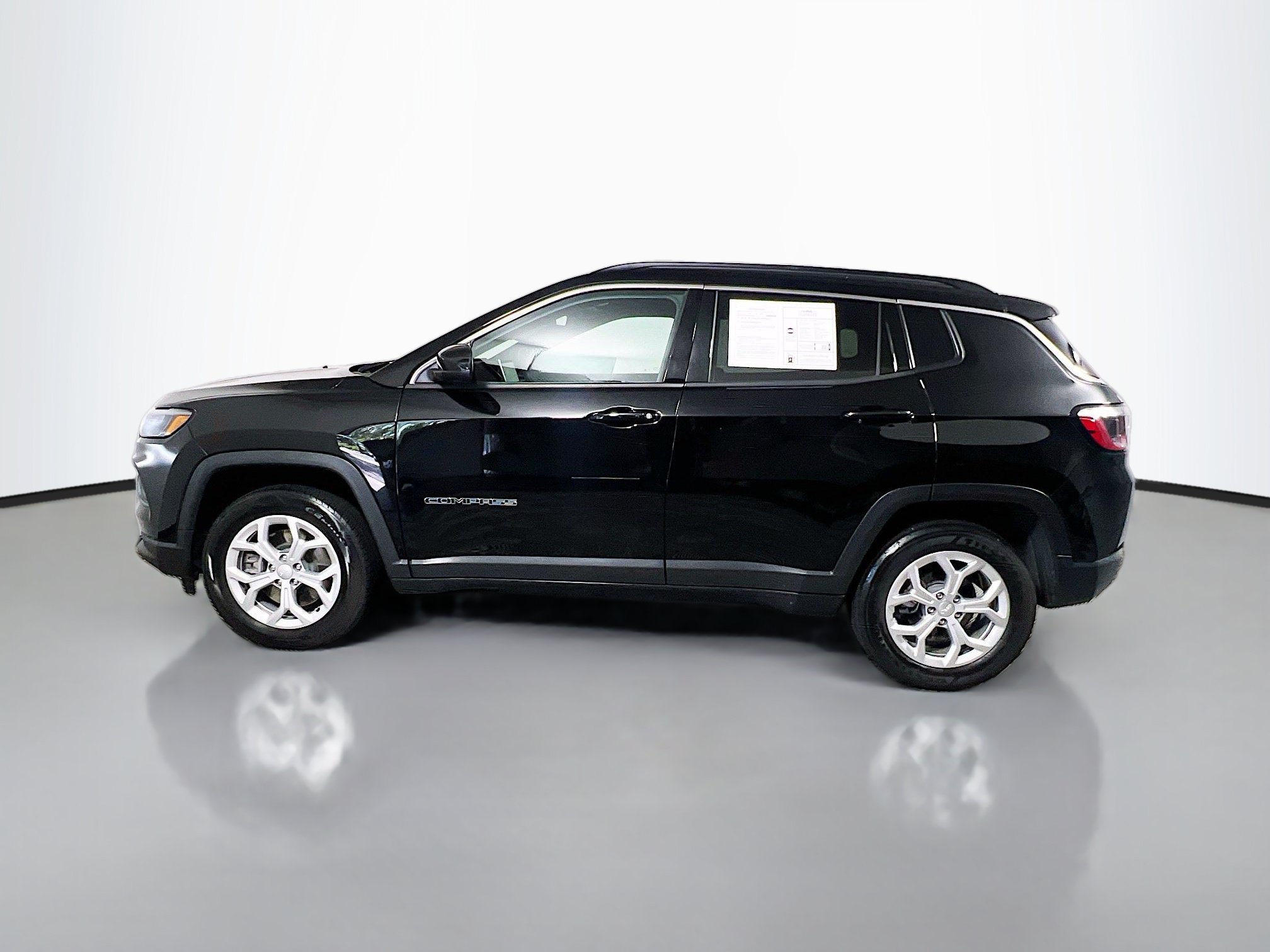 Used 2024 Jeep Compass Latitude AWD/4WD image 9