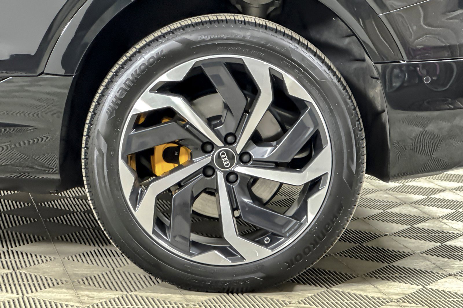 Used 2023 Audi e-tron Premium Plus w/ Premium Plus Package image 25