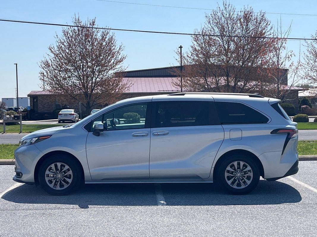 Used 2025 Toyota Sienna XLE AWD/4WD image 5