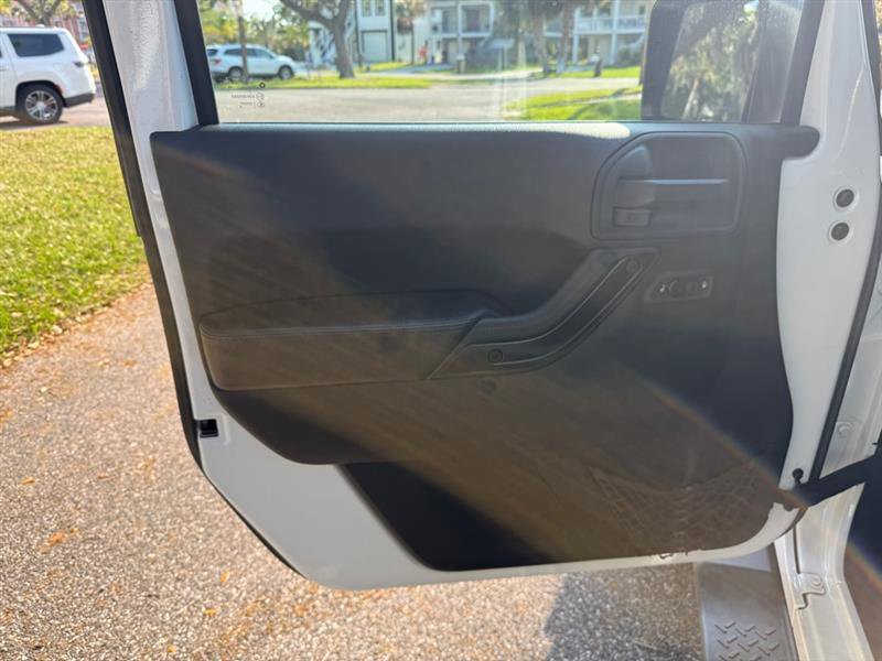 Used 2017 Jeep Wrangler Unlimited Sahara AWD/4WD image 11