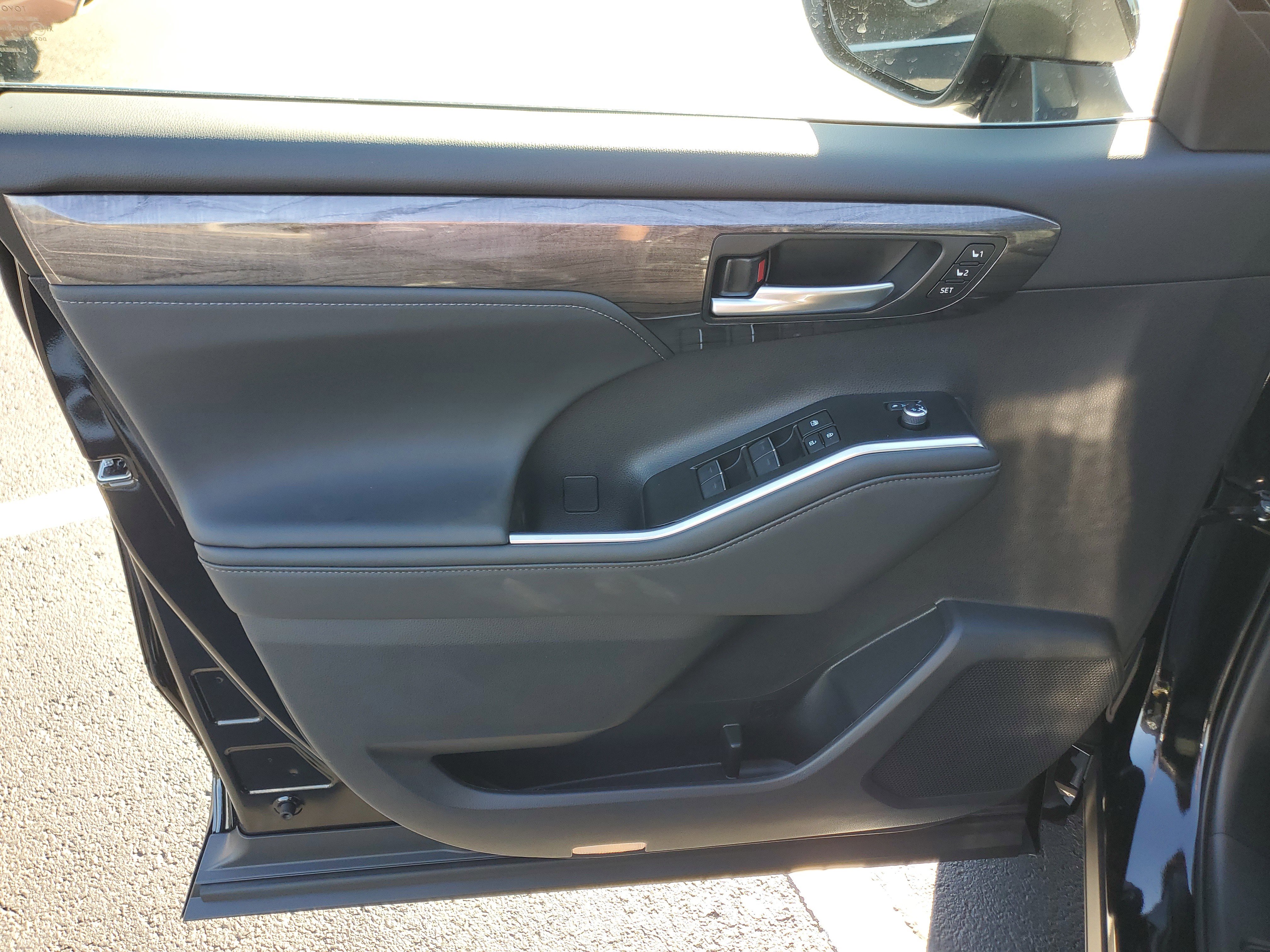 New 2025 Toyota Highlander Platinum image 22