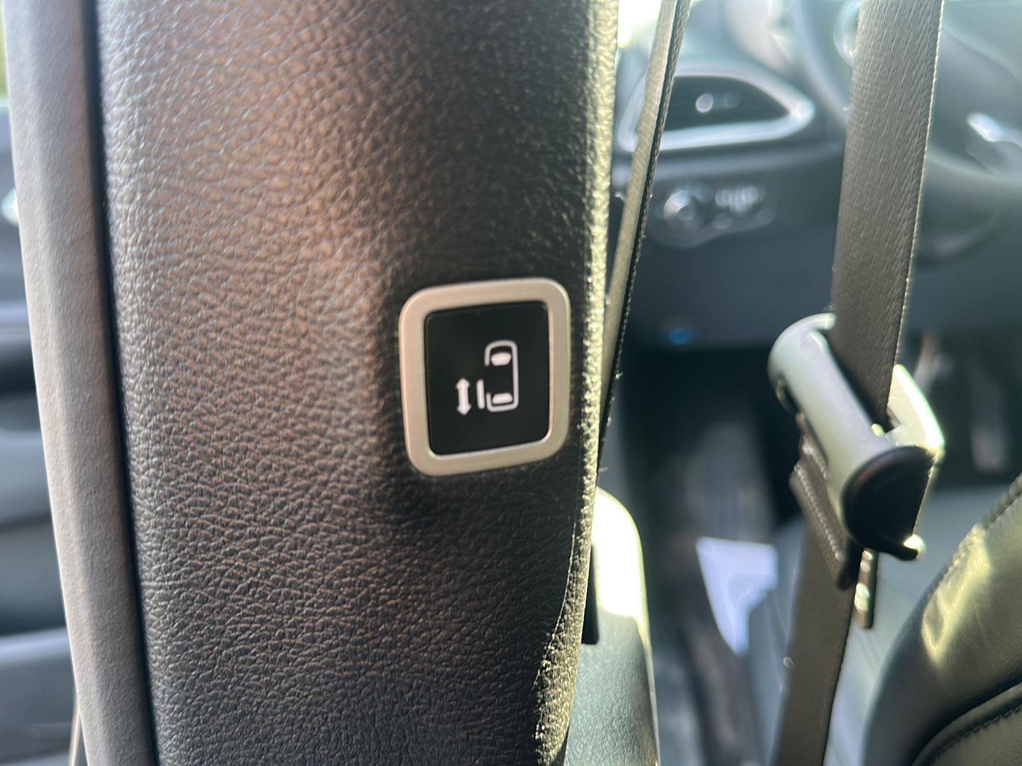 Used 2025 Chrysler Pacifica Select image 11