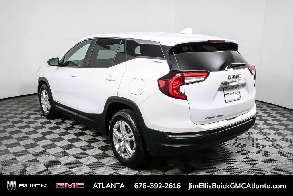 Used 2024 GMC Terrain SLE image 3